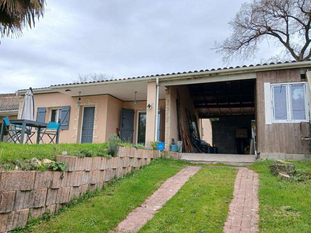 Maison à ROULLET-SAINT-ESTEPHE