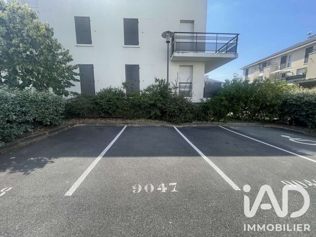 Parking 11 m² à Villeneuve-Le-Roi  - photo 2
