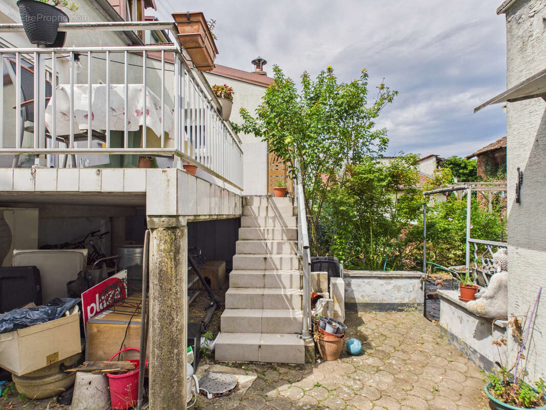 Maison de ville à rafraîchir avec jardin, cave et garage - photo 14