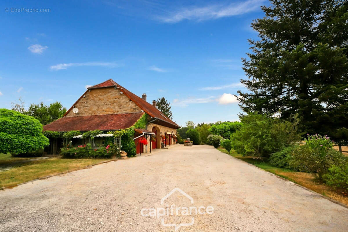 Maison en pierre au calme avec piscine, 5 chambres et plus de 1,6 hectare de terrain - Proche Lons-le-Saunier (39000) - photo 28