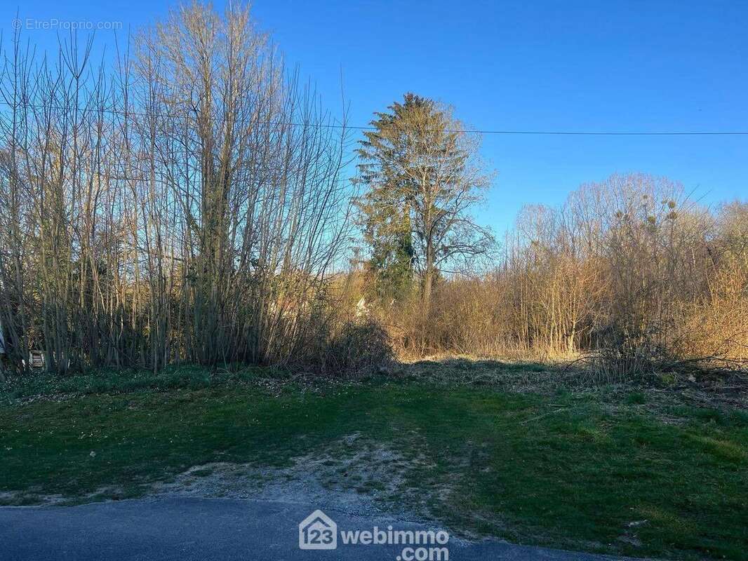 Les réseaux sont à proximité - Terrain à NOUVION-LE-VINEUX