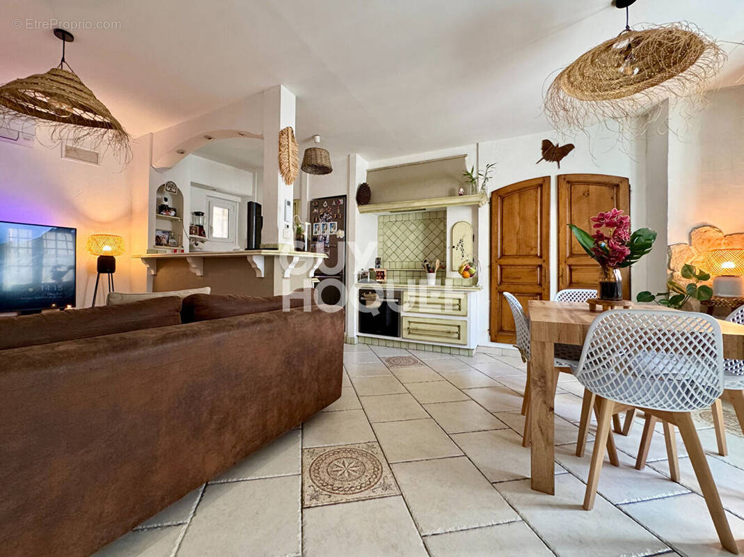 Appartement à SENAS