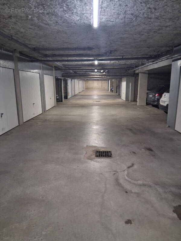 Parking à ROMAINVILLE