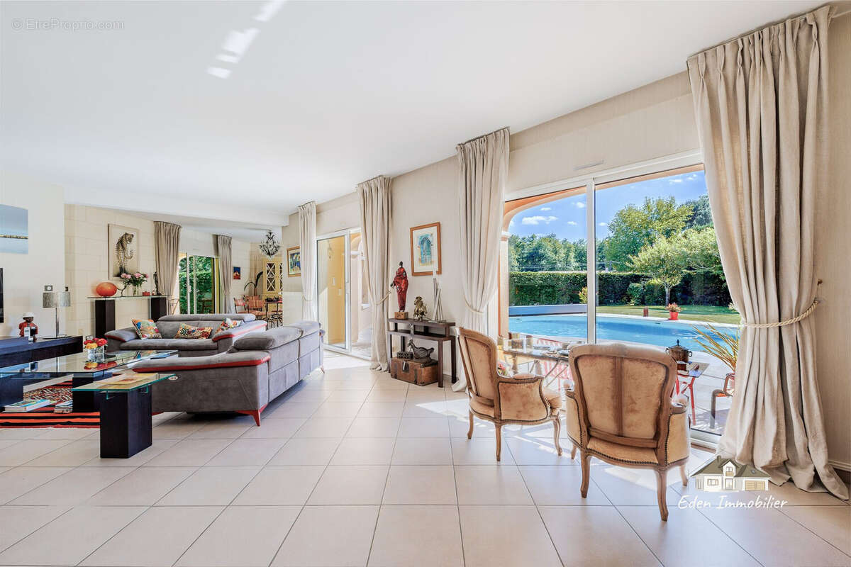 Maison 250 m² à Saint-Sulpice-Et-Cameyrac  - photo 2