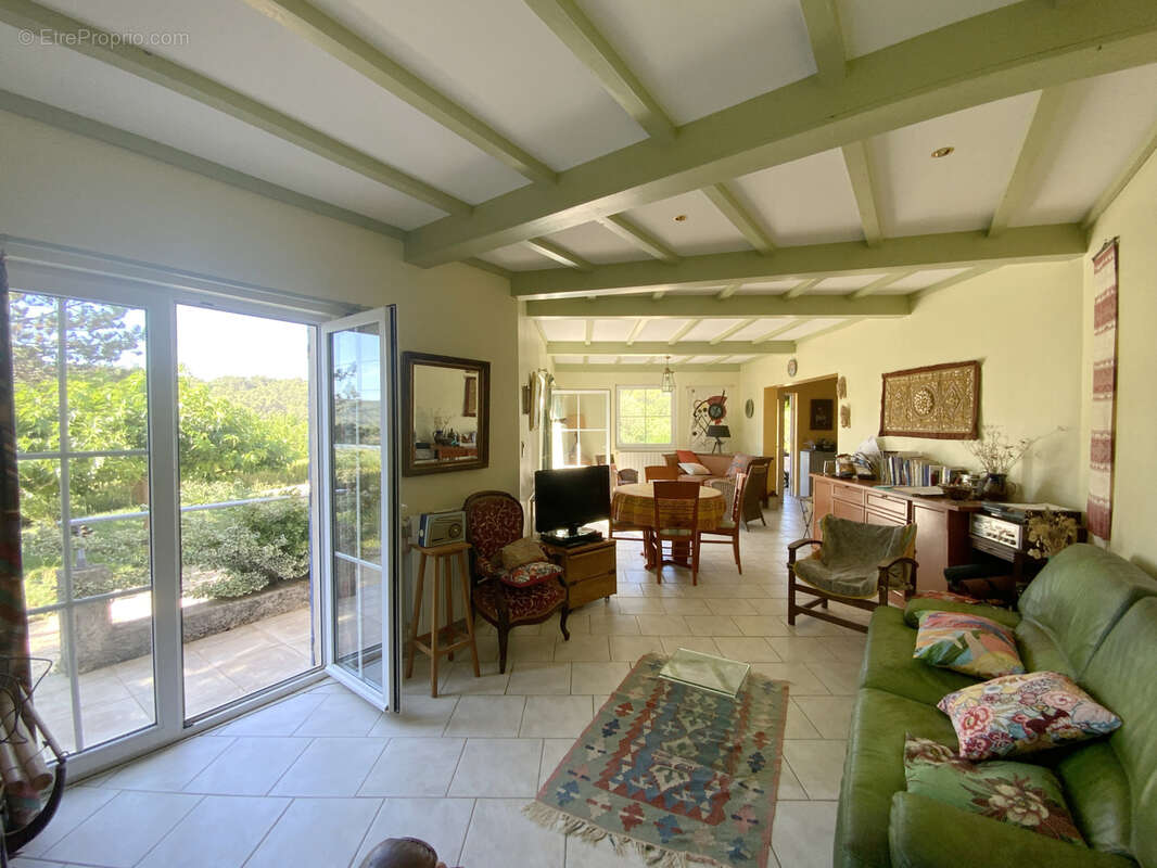 Villa de plain pied au calme , terrain avec piscine et vue dégagée. - photo 4