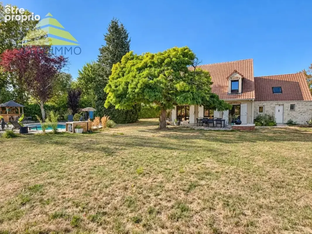 Mandres-les-Roses – Maison familiale avec piscine sur un terrain de 1 309 m² - photo 13