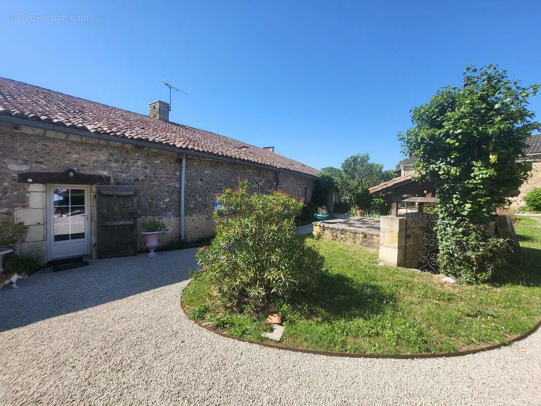 Maison à LA CHAPELLE-MOULIERE