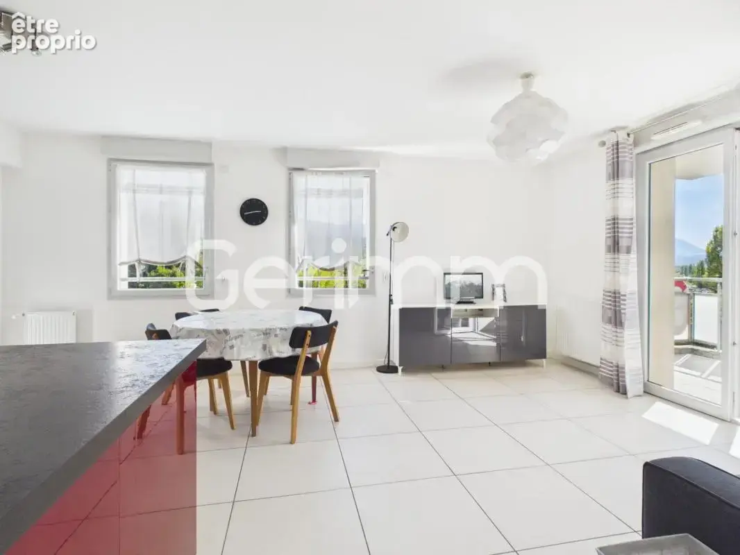 Vente - Appartement - 3 pièces + cuisine - 65 m² - 250 000 € - - photo 3