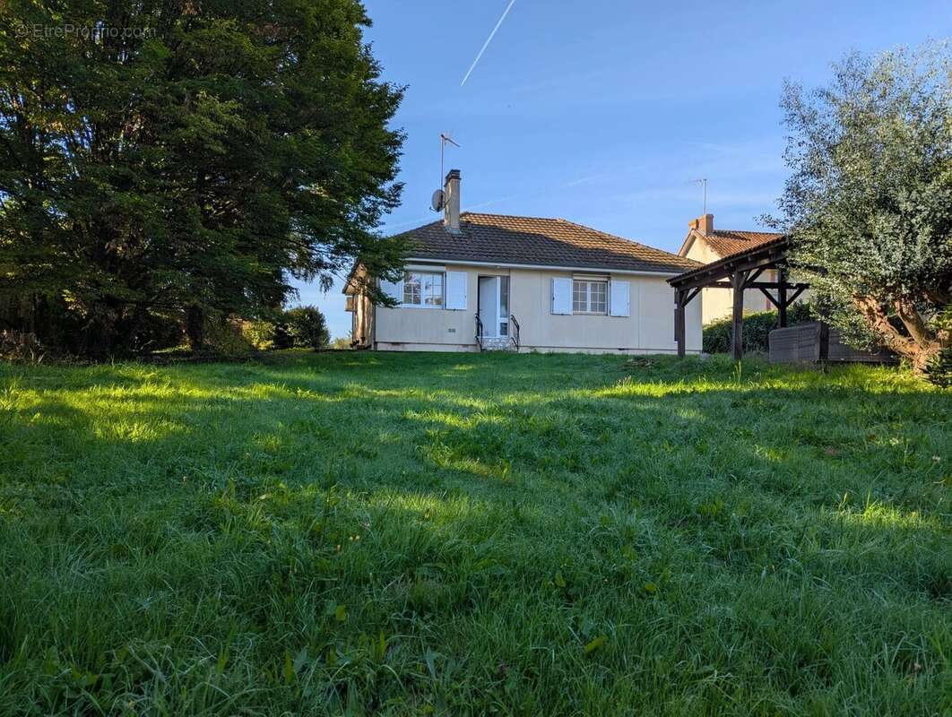 Maison à AZAT-LE-RIS