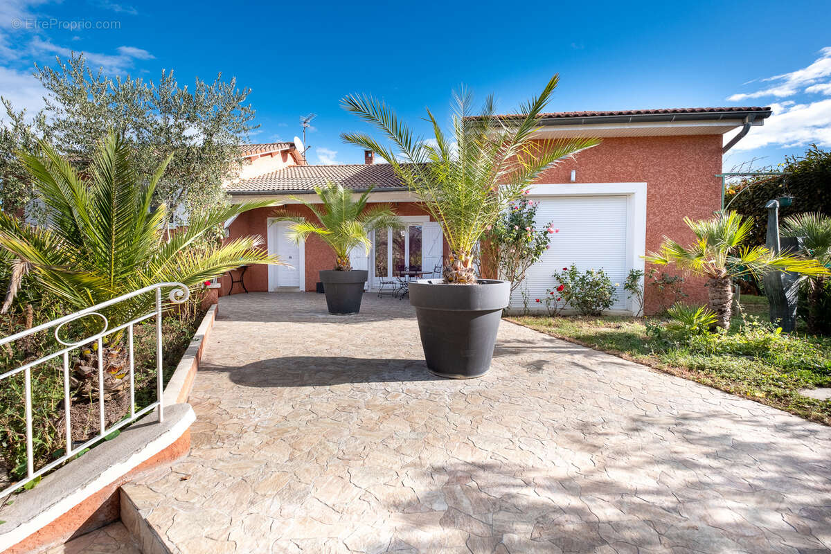 Maison à LA TOUR-DE-SALVAGNY