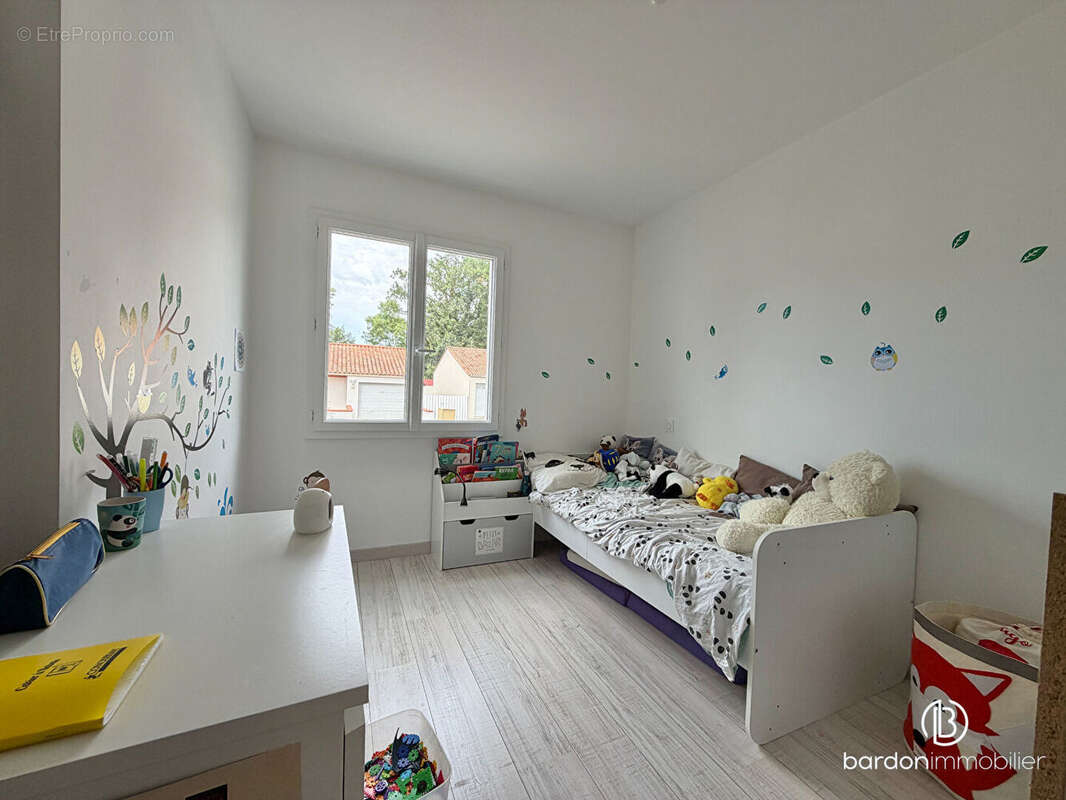 Maison 5 pièces - 113 m² - Centre-ville de La Garnache - photo 9