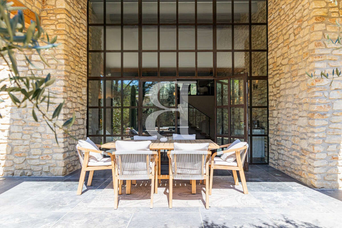 Maison à MENERBES