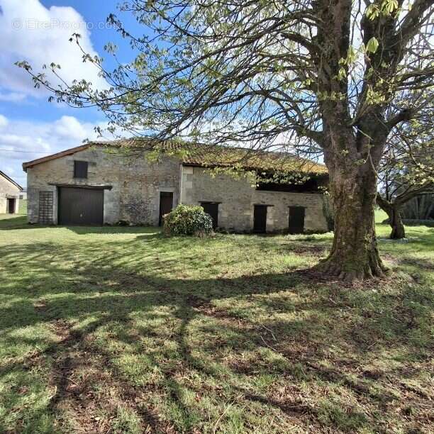 Maison 250 m² à Montbron  - photo 4