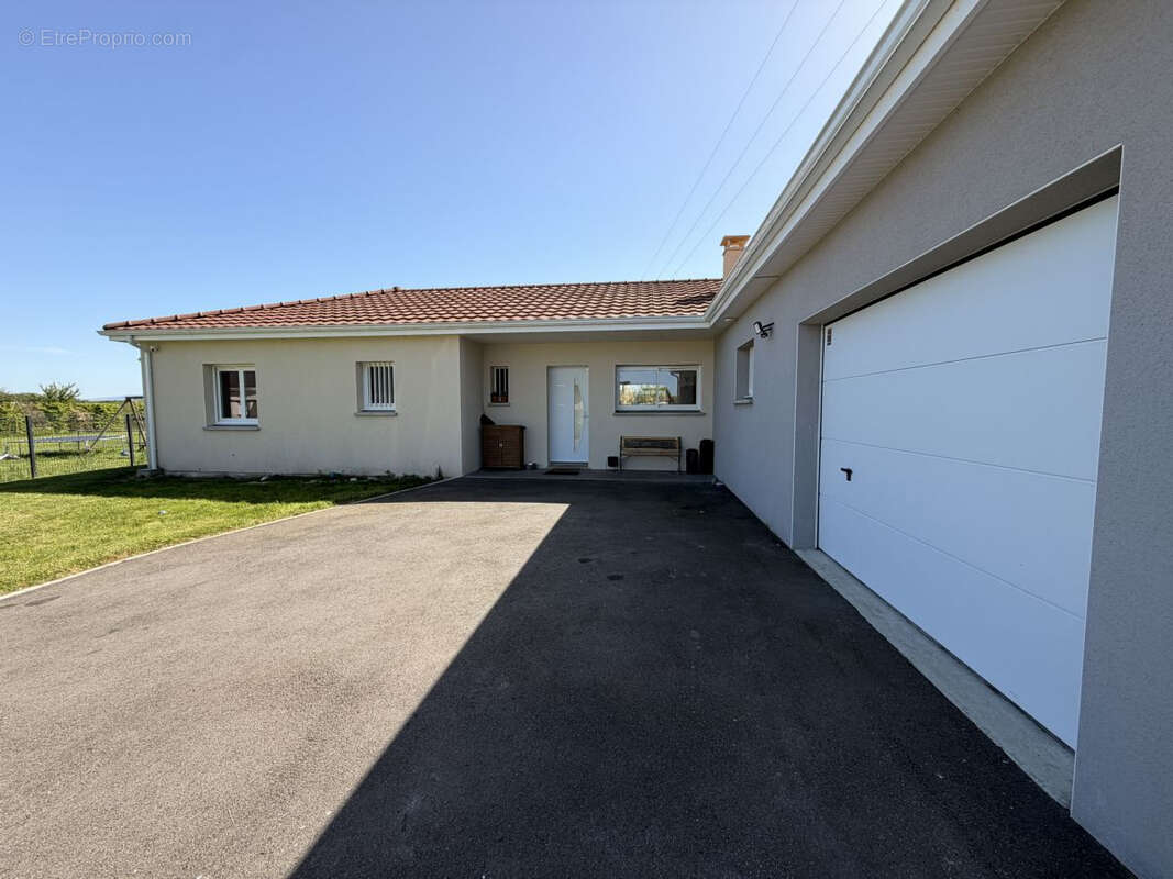 Maison à ESPINASSE-VOZELLE