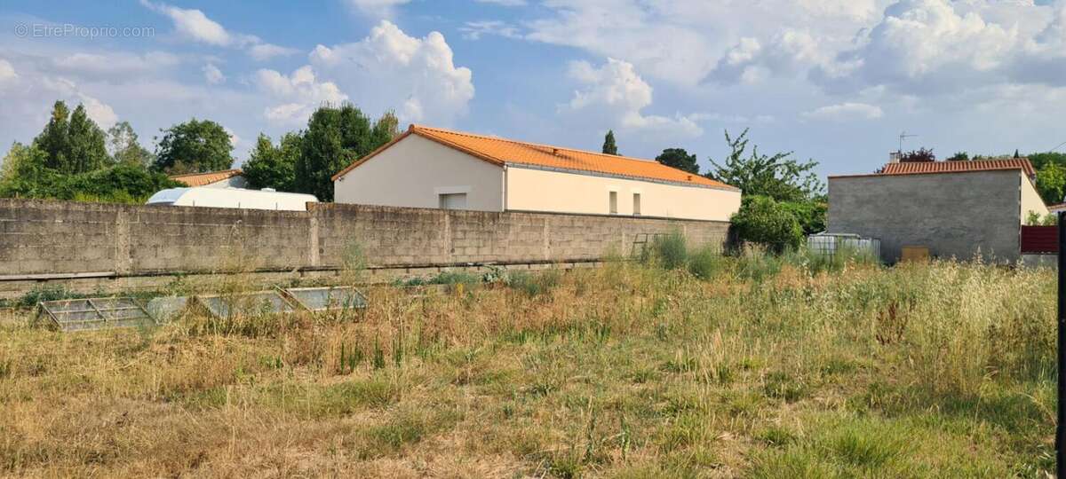 Terrain constructible La Chapelle Heulin 621 M² avec abri de jardin (17 M²) et préau (14 M²) - photo 4