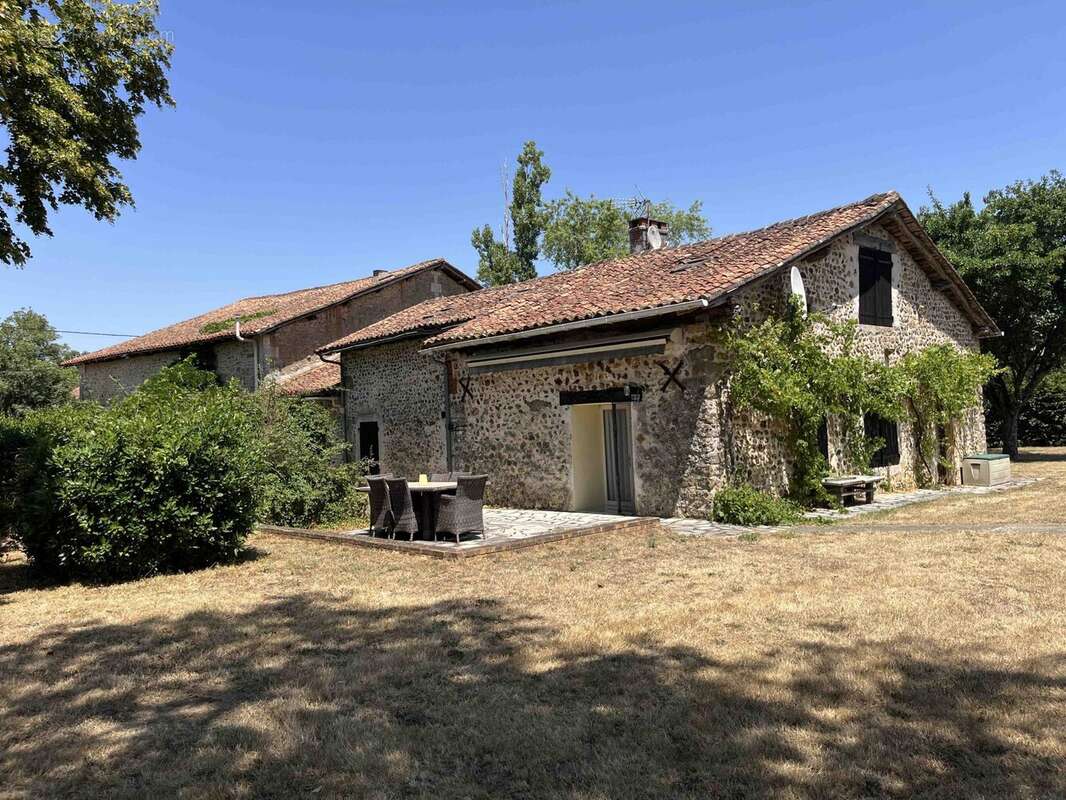 Maison 538 m² à Chasseneuil-Sur-Bonnieure  - photo 4