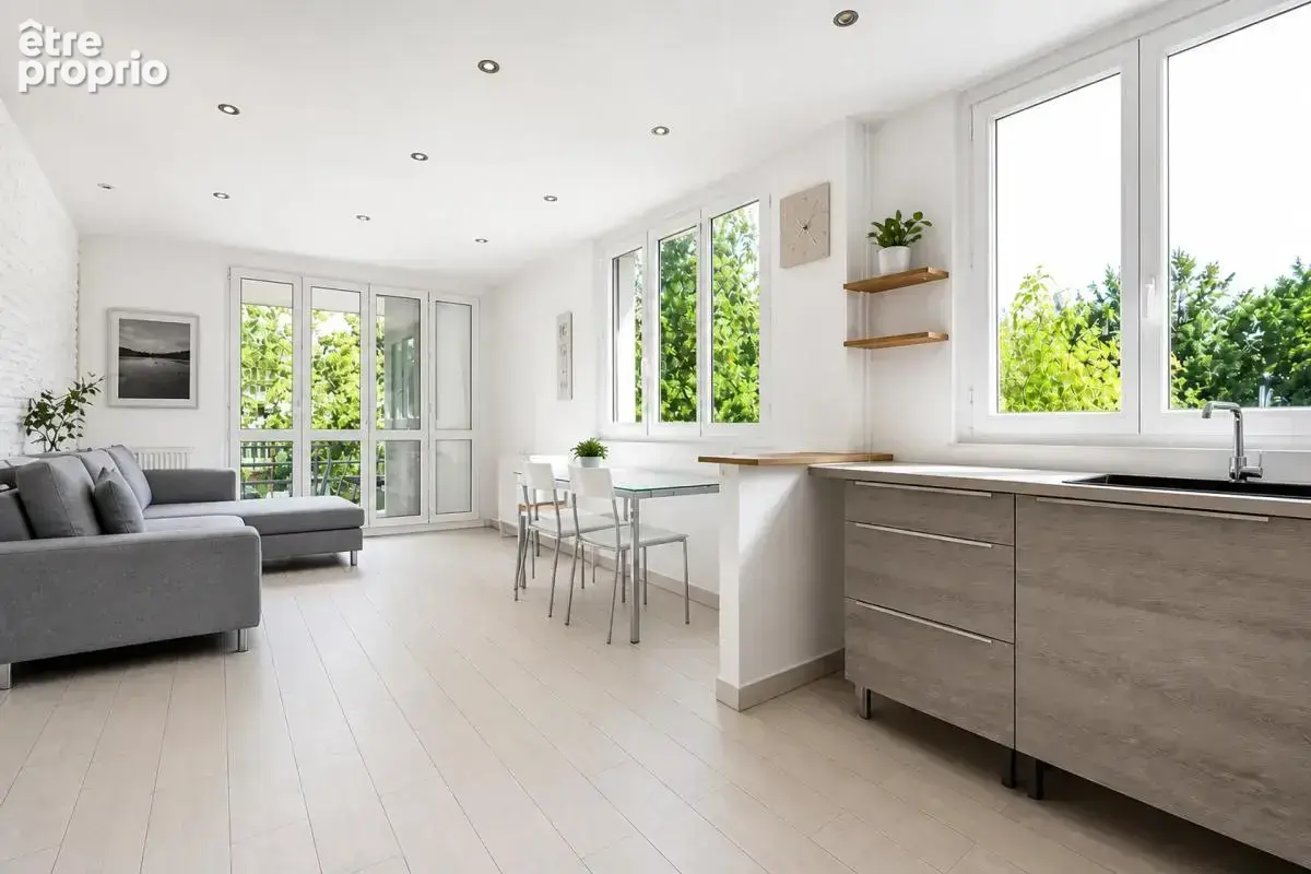 Appartement de trois pièces ! Copropriété familiale avec ravalem - photo 2