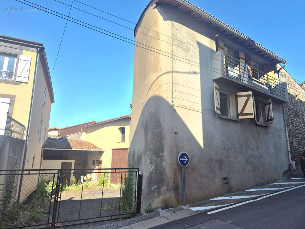 MIREFLEURS / Maison T5 de 115 M2, cour et nombreuses dépendances ! - photo 16