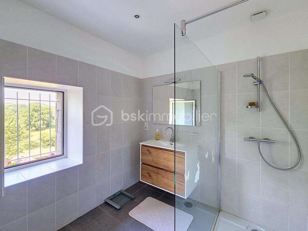 Du cachet et du charme pour cette confortable maison de 181m2. sur 1.1 hectare de terrain - photo 11