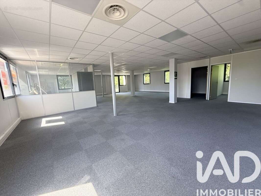 Commerce 193 m² à Chartres-De-Bretagne  - photo 2