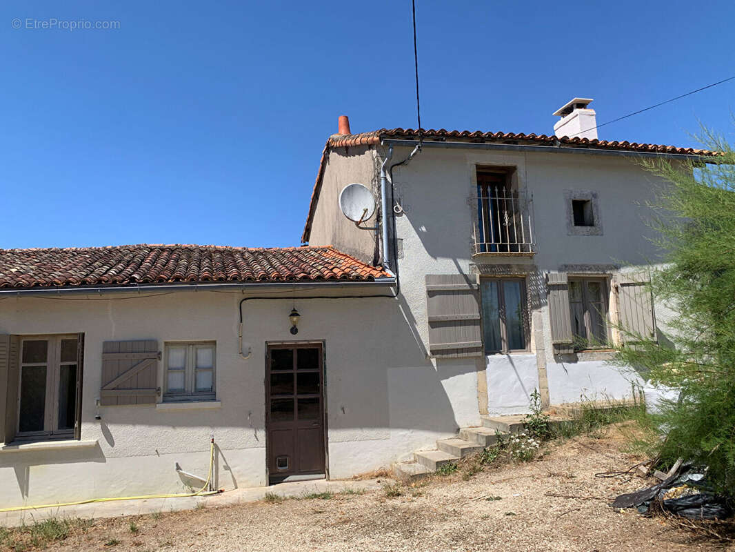 VIENNE - Proche Savigné, Charmante maison 3 chambres, dépendances et terrain. - photo 2