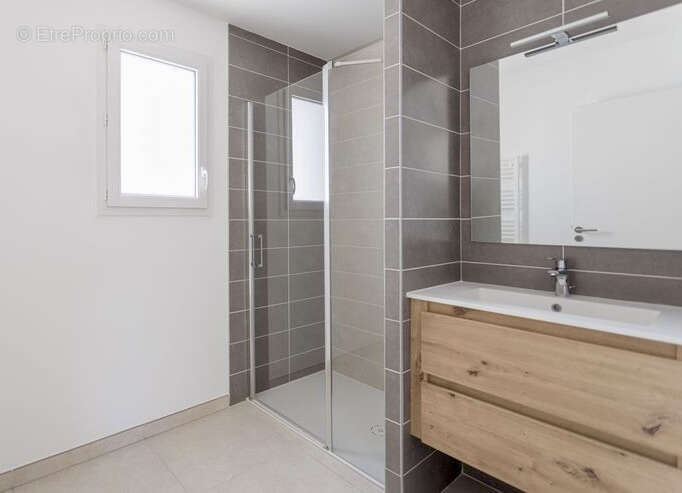 Maison à VIC-LA-GARDIOLE