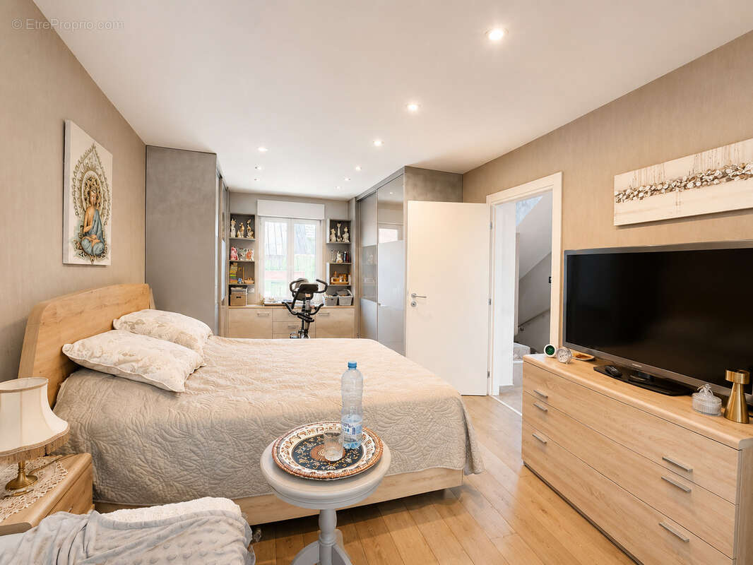 Magnifique maison entierement renovee au centre d'annemasse avec piscine et garages - photo 6