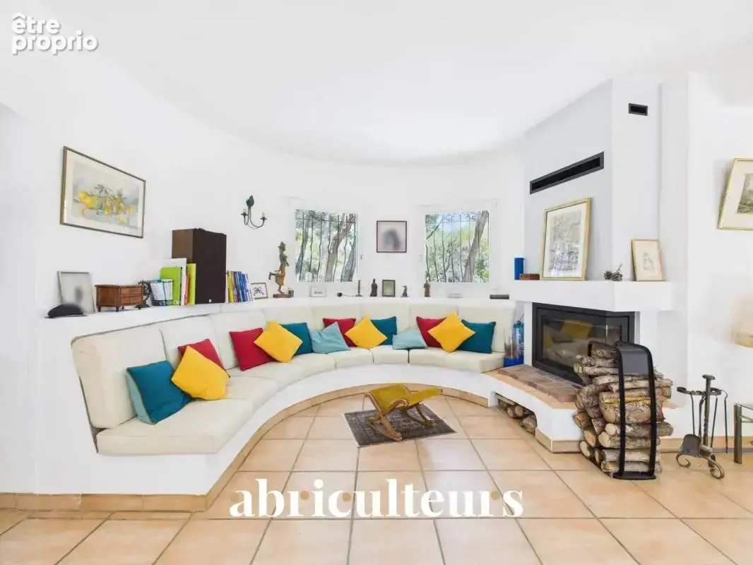 Maison d’architecte de 257 m² avec piscine et jardin arboré de 4 000 m² en vente à Ventabren (13122) - photo 7