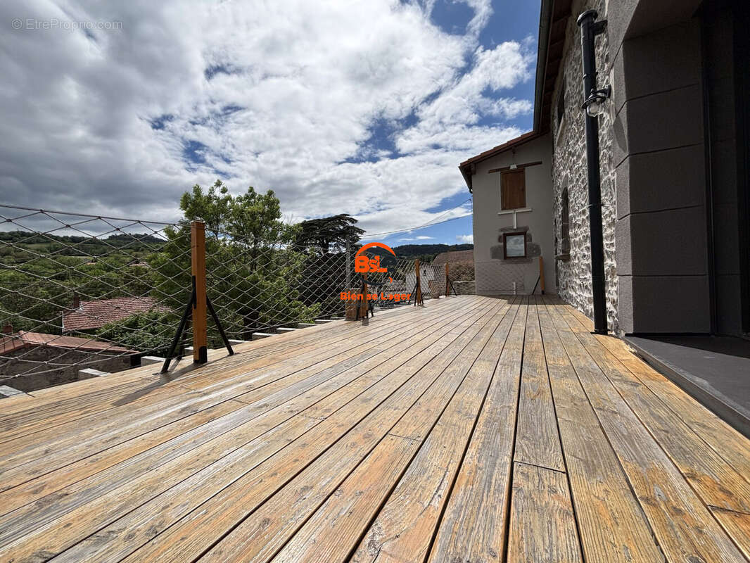 VENTE MAISON CARACTERE RENOVEE 4 CHAMBRES TERRAIN AGENCE BSLE BIEN SE LOGER ENSEMBLE PONT DU CHATEAU  - Maison à ROMAGNAT