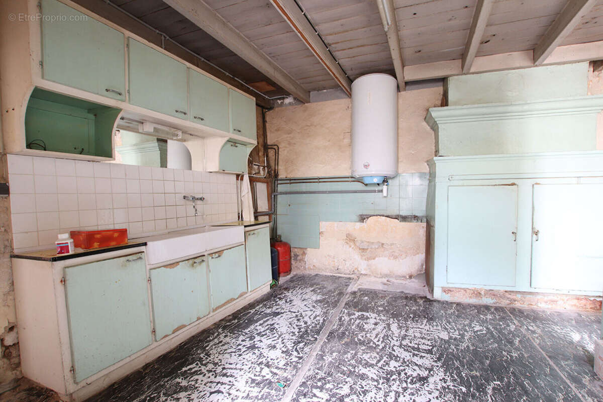 Vouillé, maison de village à rénover - photo 10