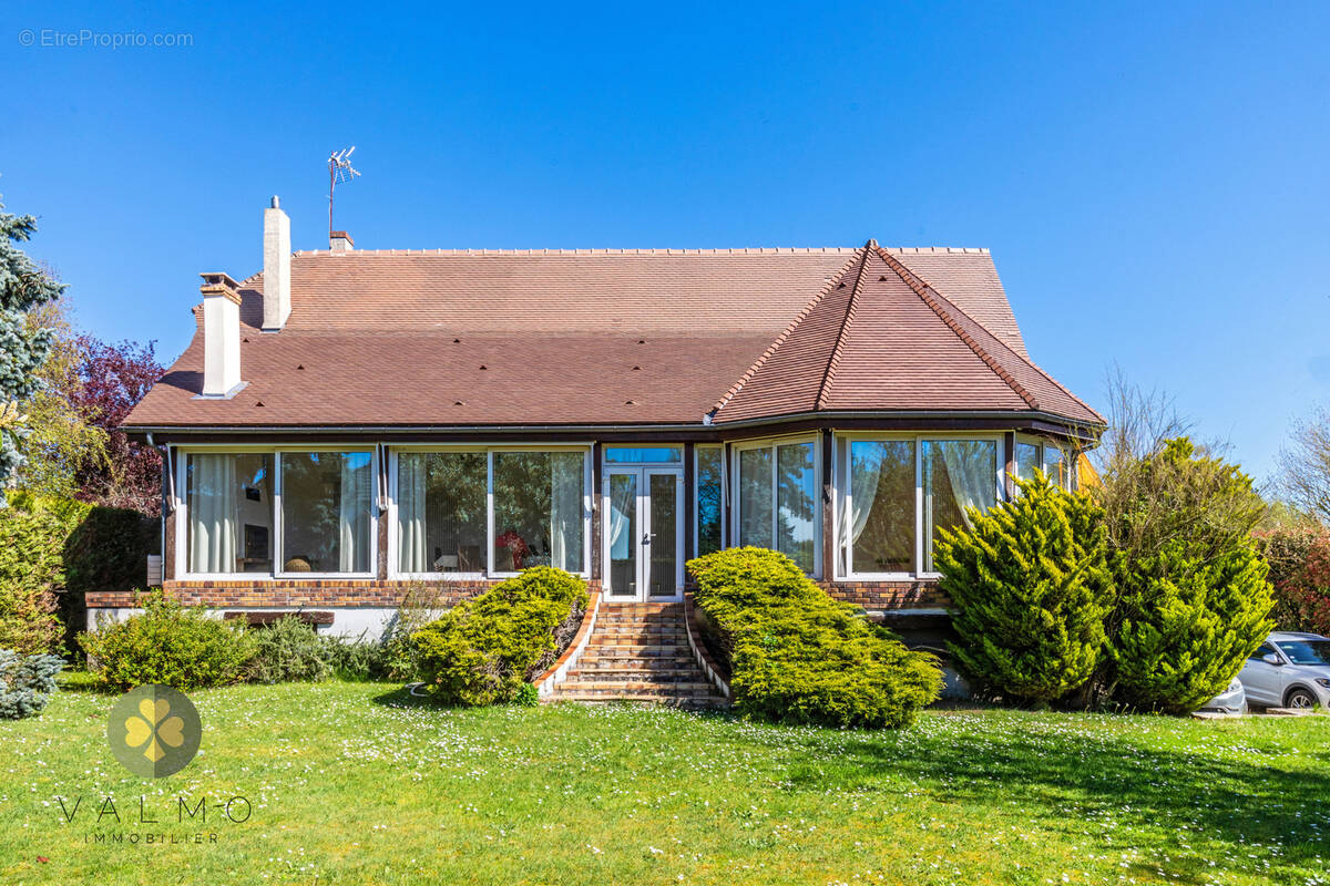Maison à LA QUEUE-LES-YVELINES