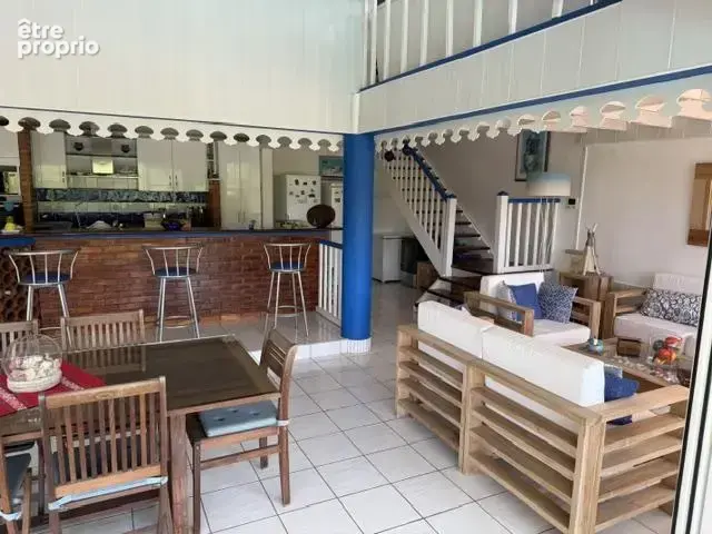 Villa 310 m² divisée en deux appartements Piscine et vue dégagée — Terrain de 1 076 m² - photo 7