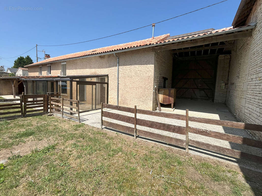 Maison à LA ROCHE-RIGAULT