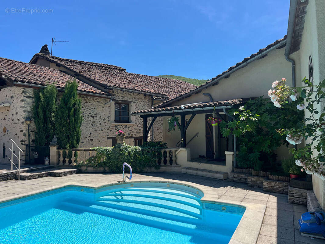 Élégante propriété de caractère avec trois habitations, piscine et cadre privilégié - photo 3