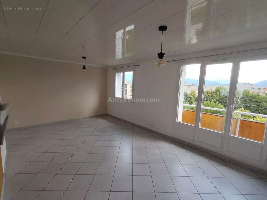Appartement à FONTAINE