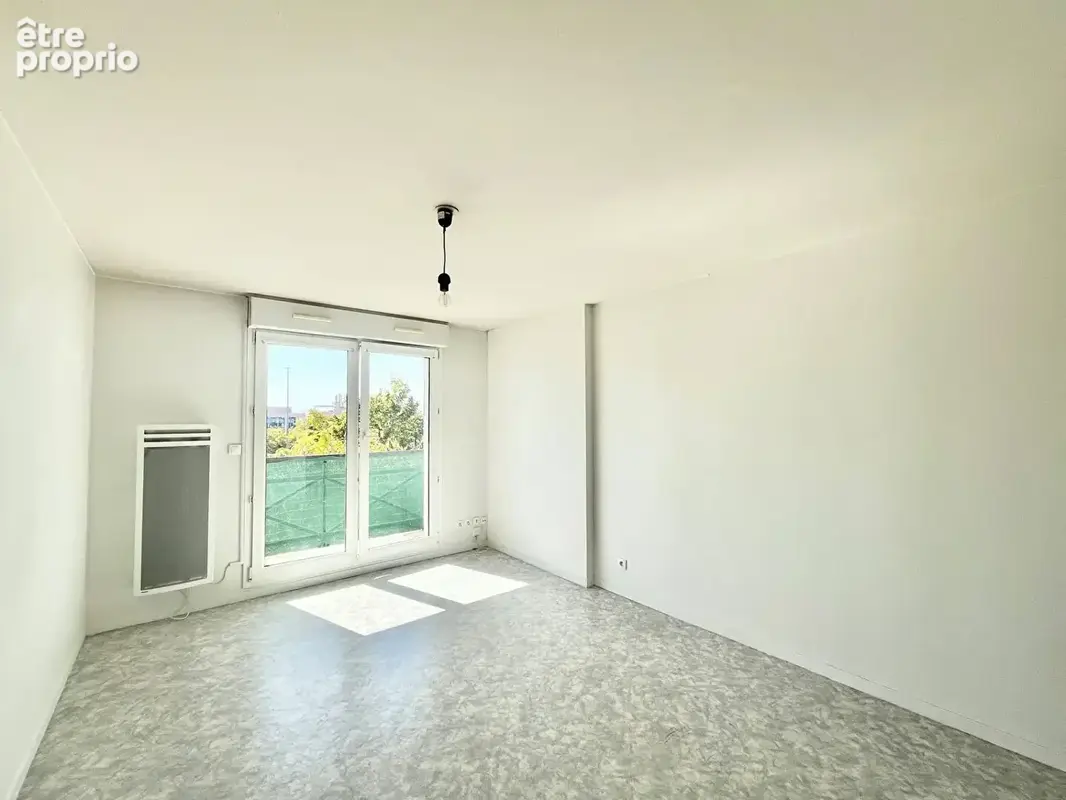 Appartement Caen 2 pièce(s) 33.32 m2 - vendu libre - place de parking privative - belle orientation - vue dégagée - photo 3
