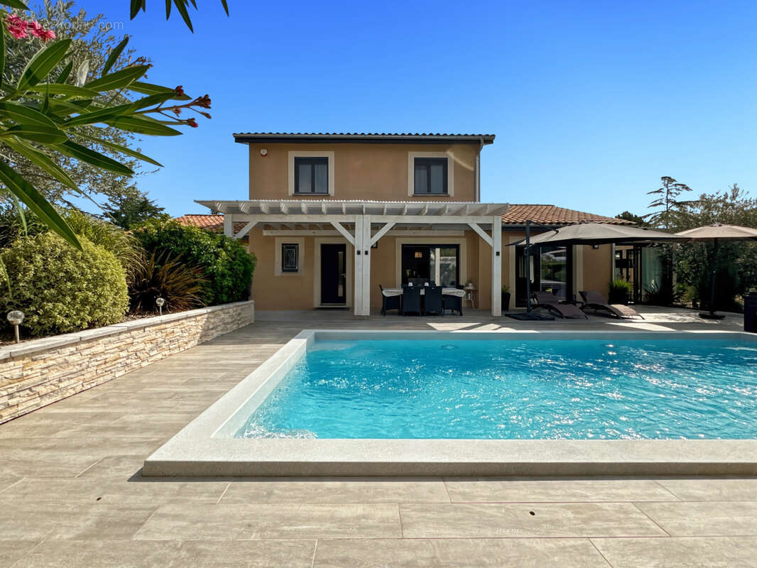 À vendre   Maison contemporaine avec piscine à Saint-Bernard 160m2 6 pièces sur grand  terrain plat. - photo 27