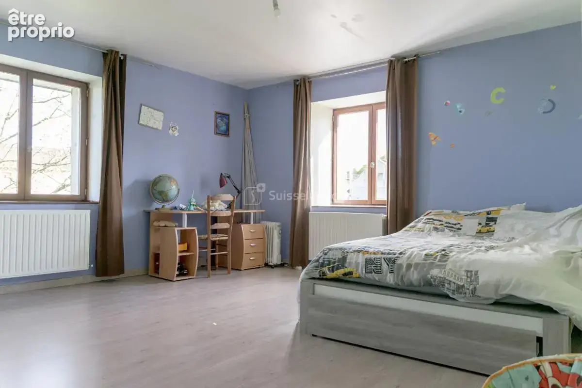 Beaux volumes pour cette maison avec agréable terrain et grande dépendance - photo 9