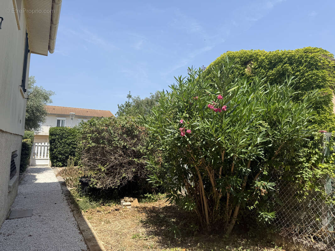 La Seyne sur mer, Quartier sud. Maison T5 de 91 m2 sur 600 m2 de terrain avec garage. - photo 13