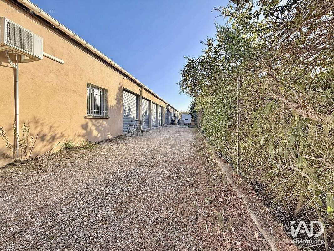 Commerce 850 m² à Villeneuve-Les-Beziers  - photo 6