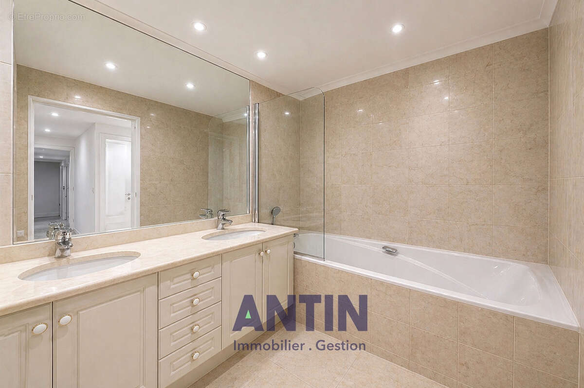 Appartement à PARIS-16E