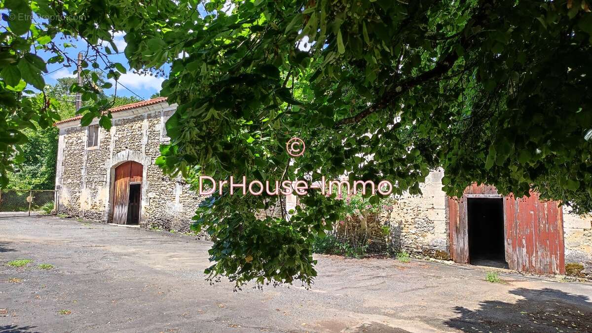 Maison à LA TOUR-BLANCHE