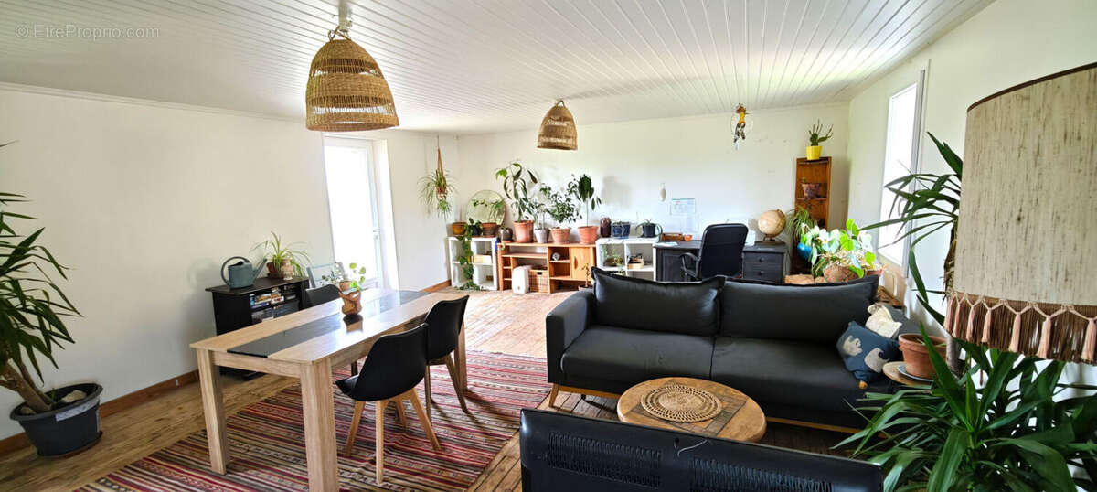 Corps de ferme avec maison+ grange et terrain 1.6Ha - photo 4
