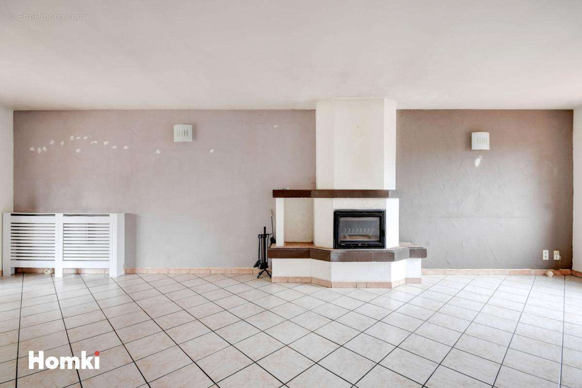 Villa de type 4 jumelee d'un cote avec 2 terrasses un jardin et garage - photo 3