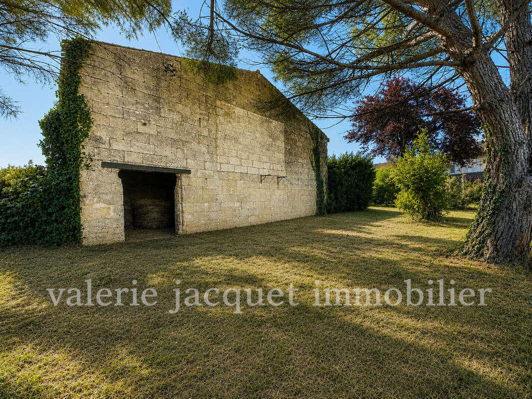 LUSSAC   Ensemble immobilier à rénover avec deux granges et fort potentiel d'évolution - photo 3