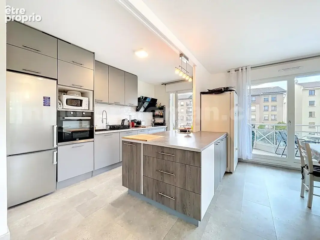 Appartement_T4_Gaillard_belle_superficie_prix_frontière_Suisse_direction_GENEVE_autoroutes_investissement_locatif_vente_vue_séjour_salon_salle_a_manger_cuisine_américaine_