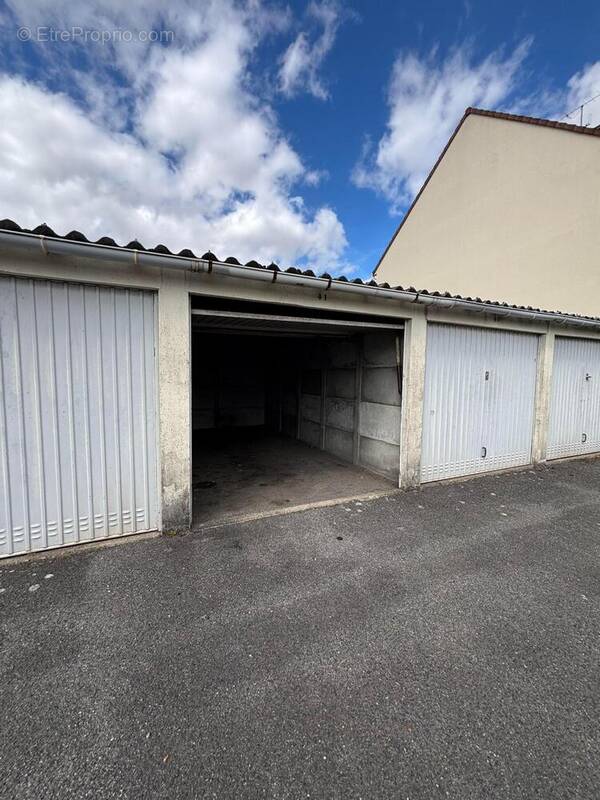 Photo 1 - Parking à CLERMONT