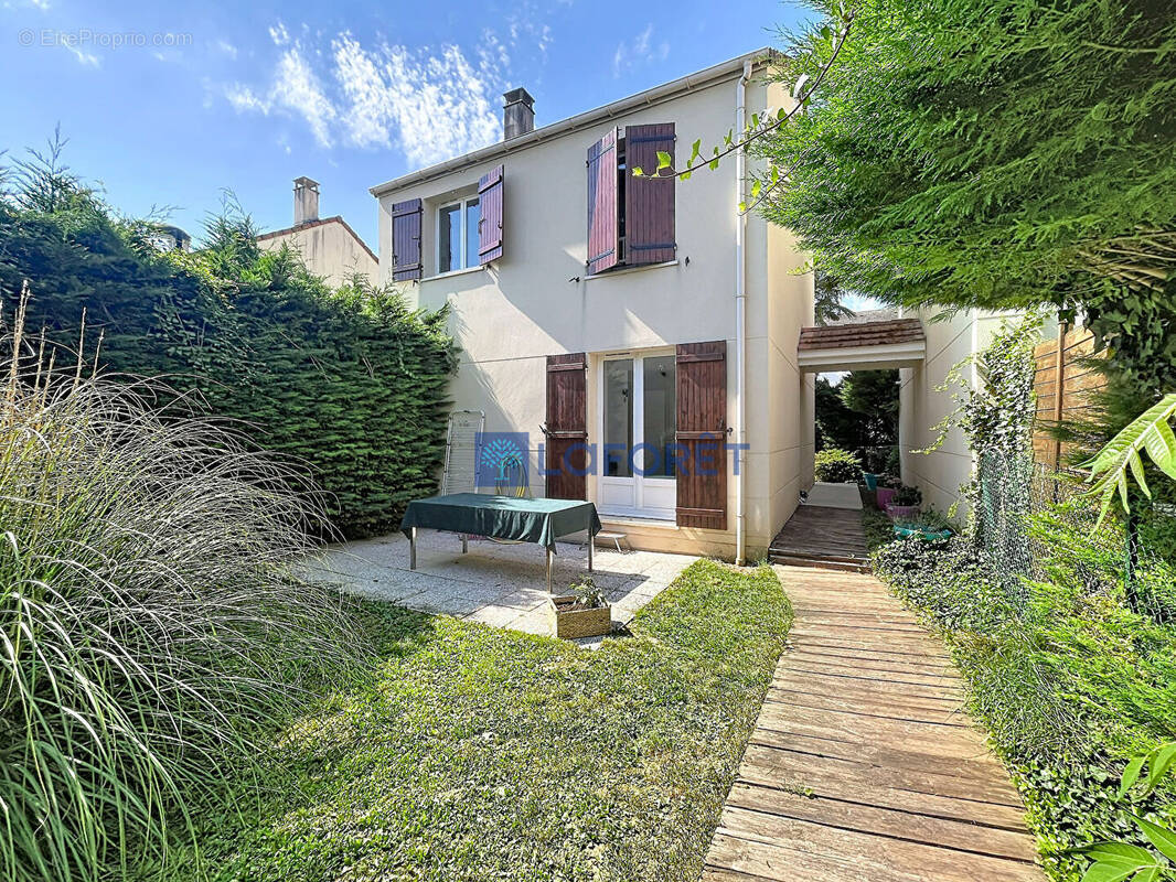 Maison à SAINT-PIERRE-DU-PERRAY