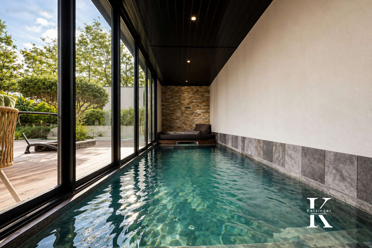 Salle de piscine moderne et épurée - Maison à VILLENEUVE-LES-MAGUELONE