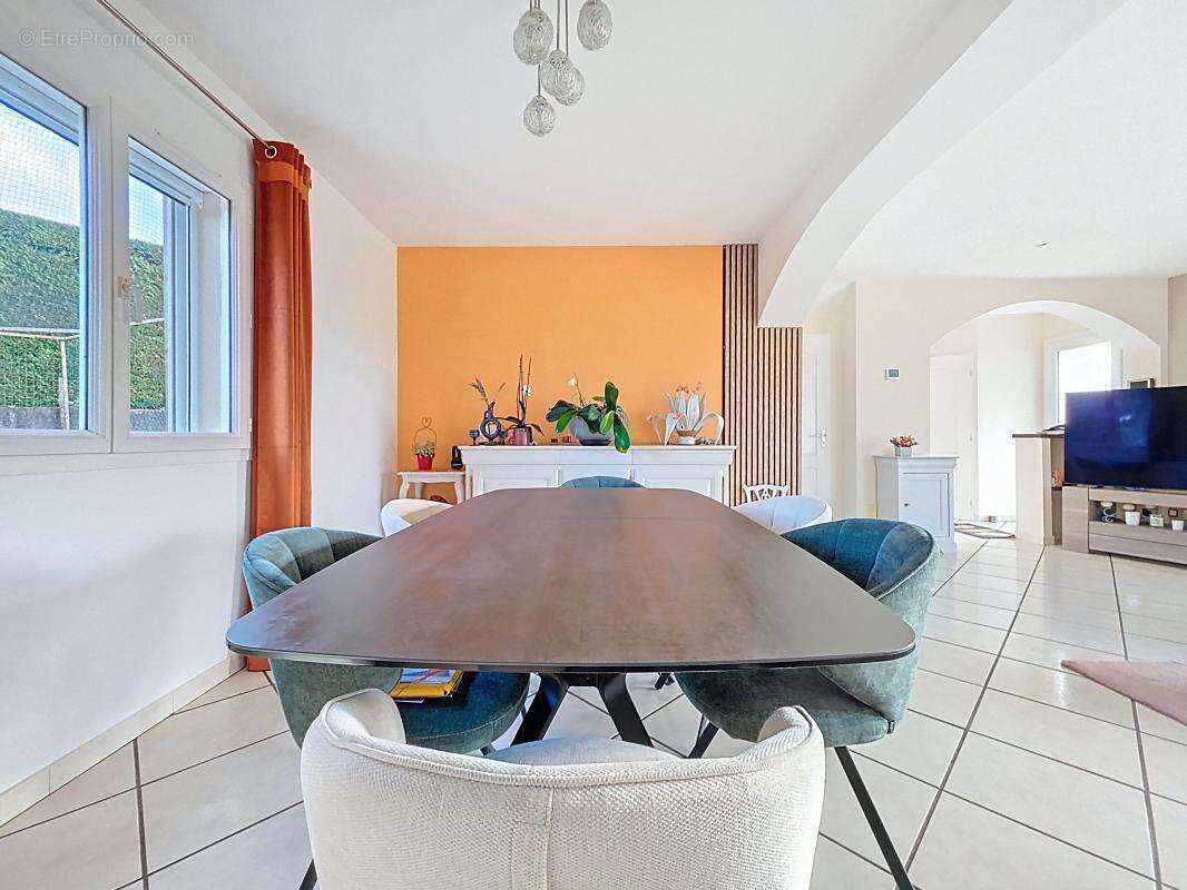 Maison à EYZIN-PINET